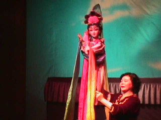 La dama de las flores, esta muñeca canta y lanza flores en medio del escenario